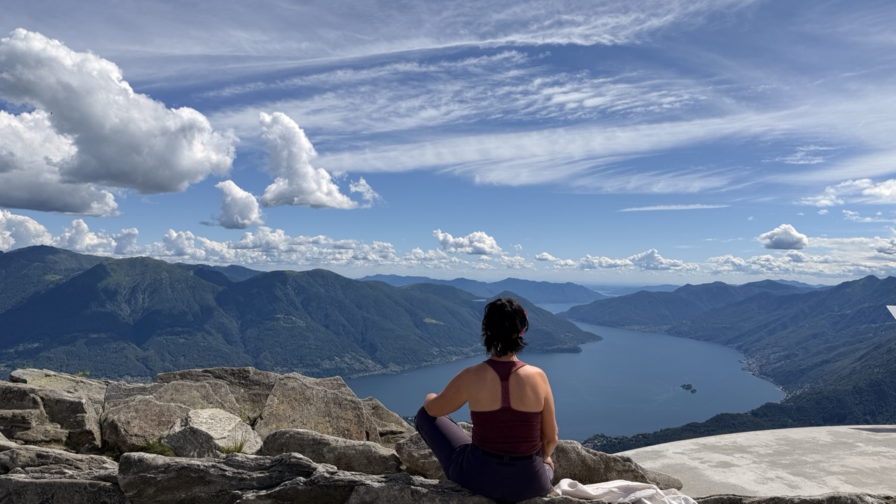 Blick über den See von einem Berggipfel